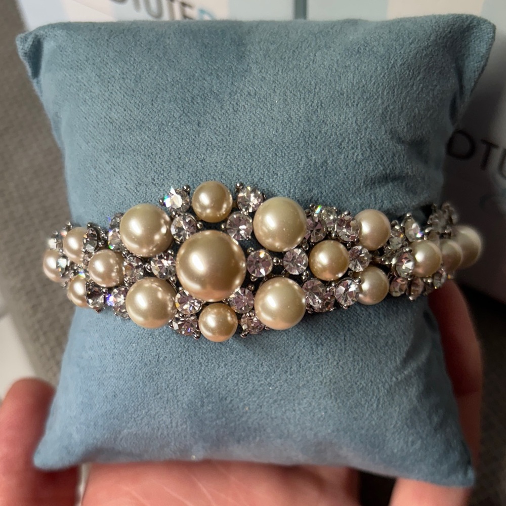 David Tutera Pearl and rhinestone Earrings and Bracelet Set - Picture 2 of 5